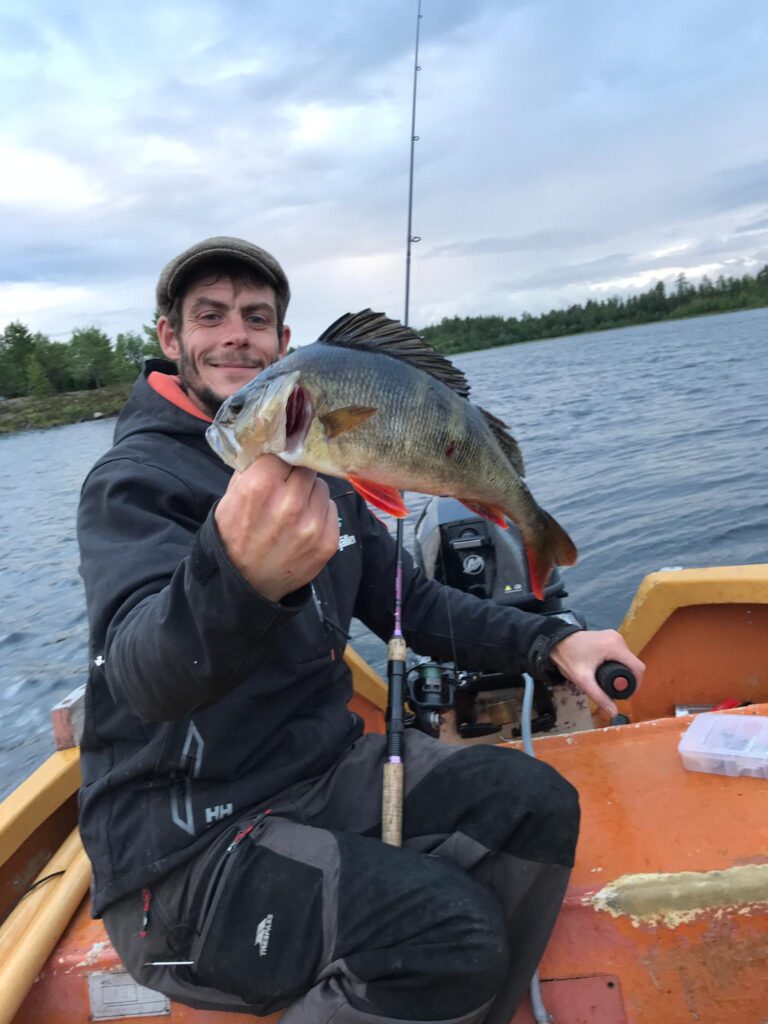 Stefan vom Meselefors Camping präsentiert seinen Fischfang