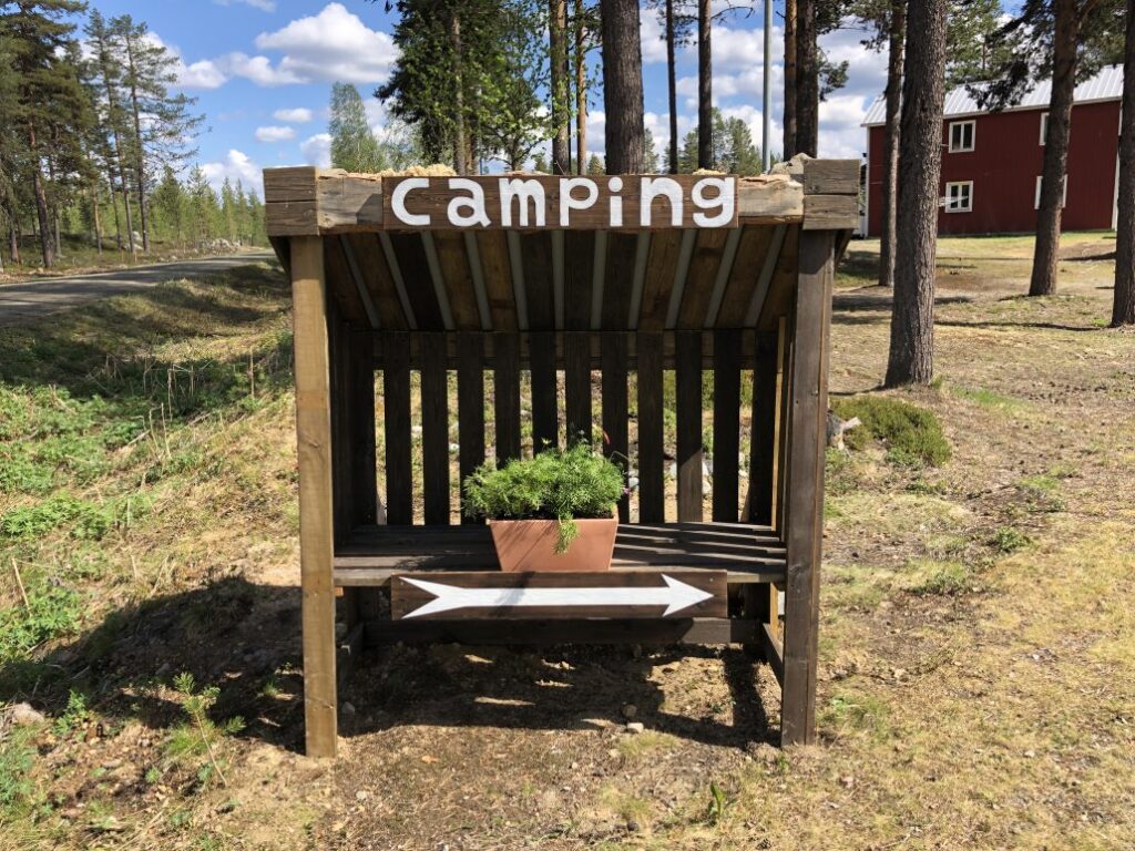 Skylt utanför campingen med texten Camping